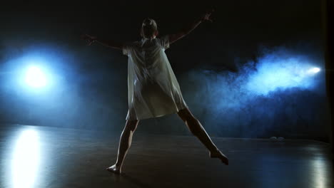 Eine-Dramatische-Szene-Des-Modernen-Balletts:-Eine-Einsame-Ballerina-In-Einem-Weißen-Kleid-Führt-Tanzschritte-In-Moderner-Choreographie-Aus.